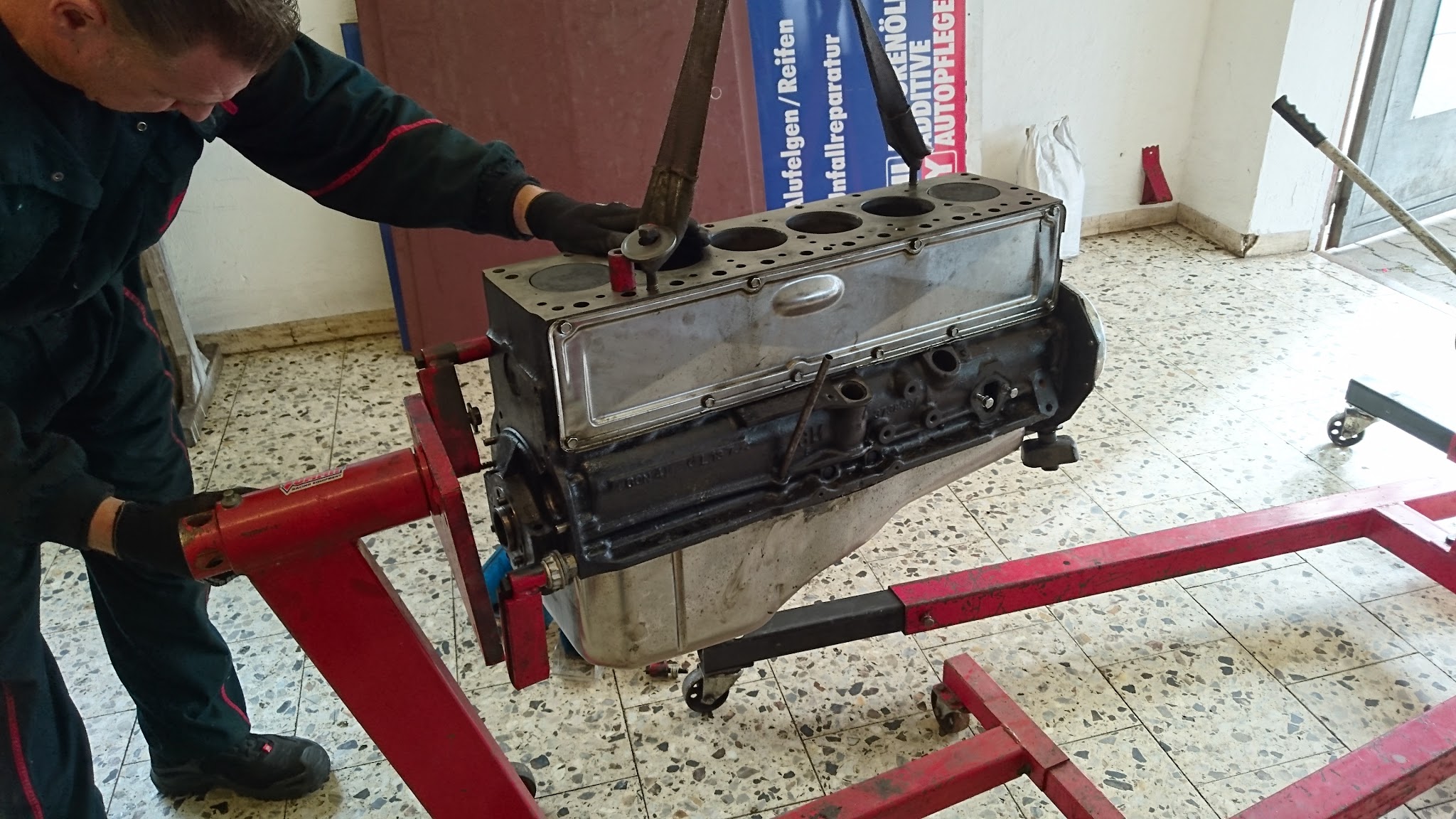 Thomas Schmidtkunz bei der Motorinstandsetzung in der Werkstatt