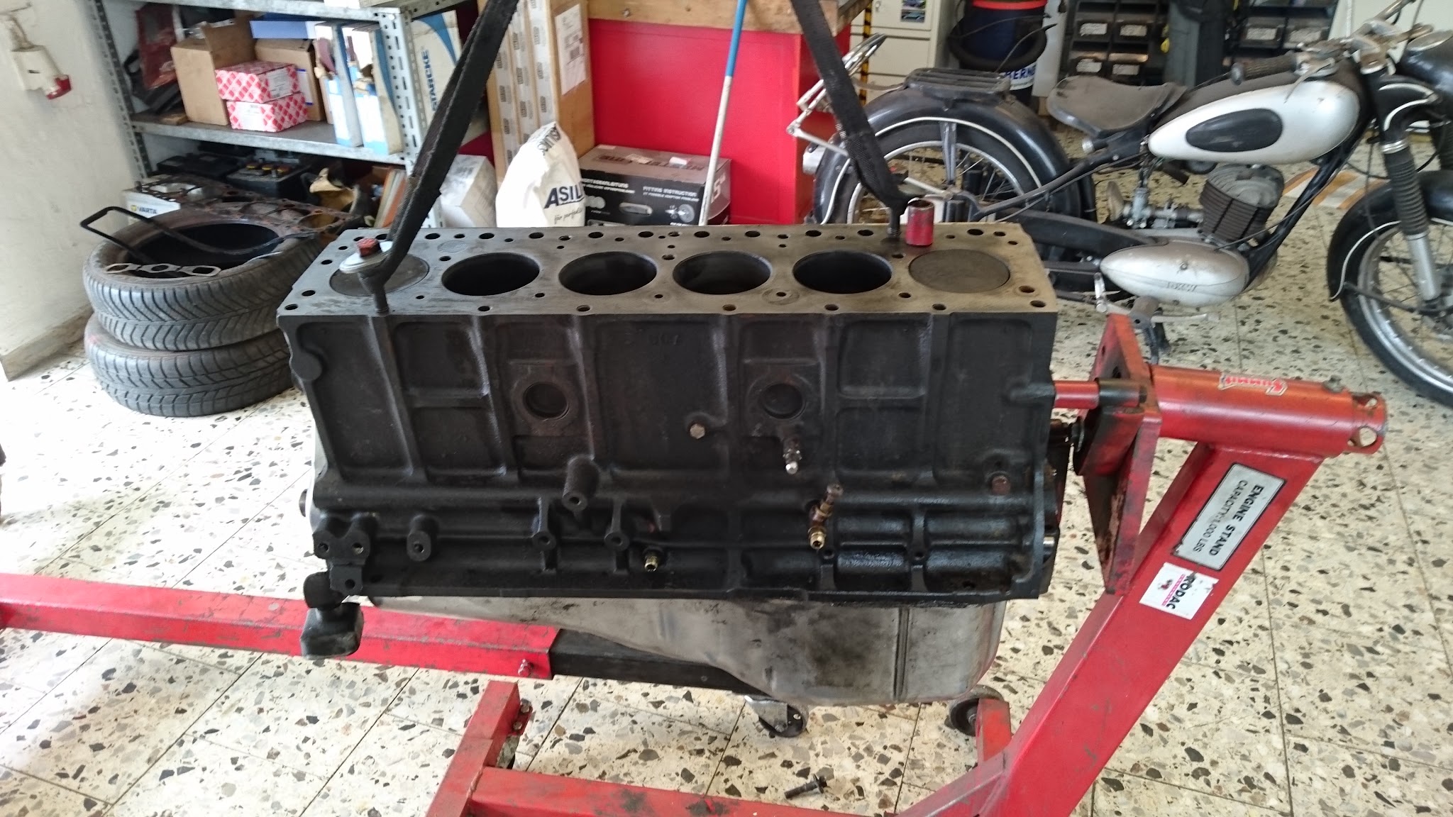 Werkstattinnenraum mit Motorblock auf dem Montageständer