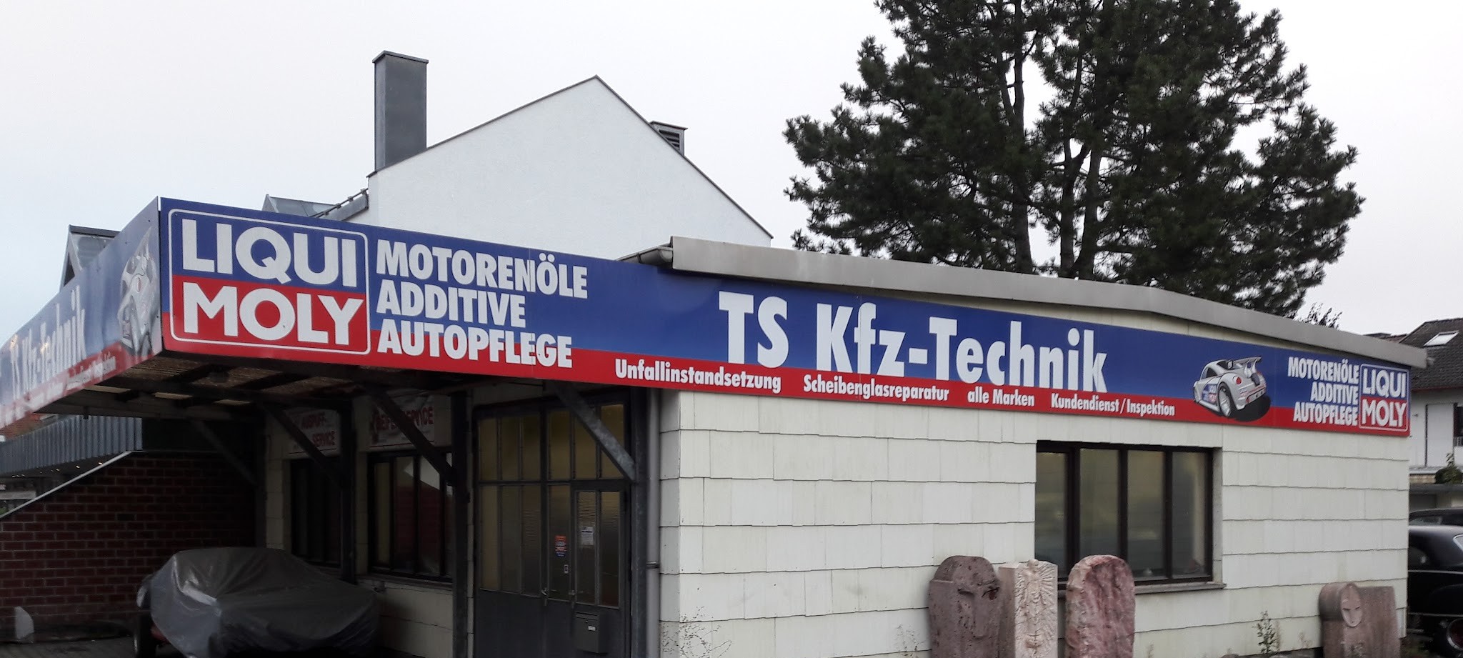 Werkstattgebäude von T.S. - Kfz Technik in Germering mit Firmenschild